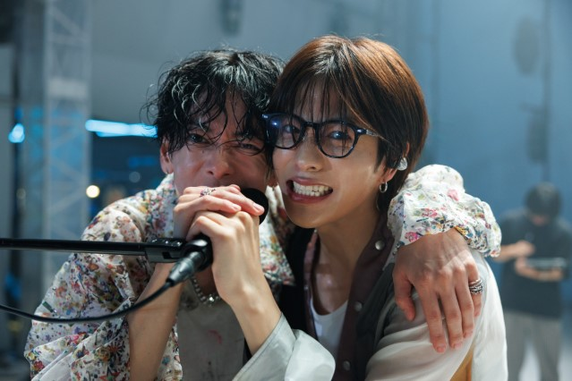 Netflixドラマ『グラスハート』メイキングムービー解禁！劇中バンド「TENBLANK」旋風の裏側